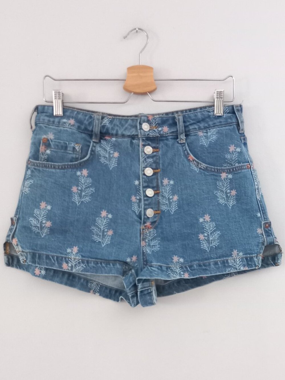 PILCRO ANTHROPOLOGIE denim shorts with flower print